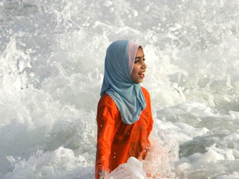 Das Kleidungsstück soll Musliminnen ermöglichen, schwimmen zu gehen, ohne gegen religiöse Vorschriften zu verstoßen. Foto: Mohamed Messara/Archiv