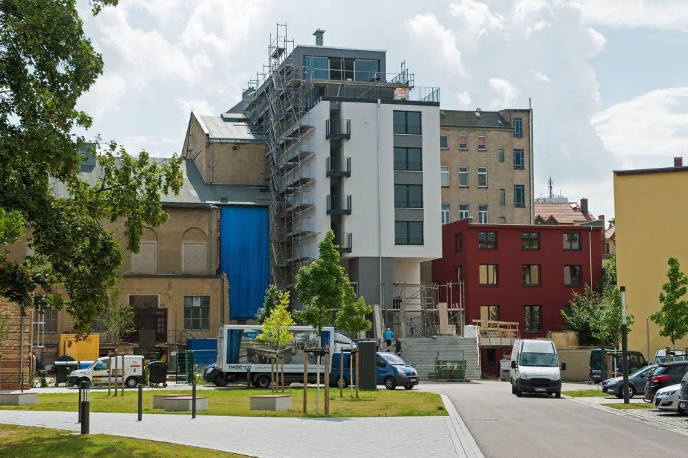 Nach Fertigstellung des Neubaus hinter der Bühnenseite des Varietétheaters (r.) im vergangenen Herbst soll nun im noch unsanierten Steintor-Hof das neue Foyer entstehen.