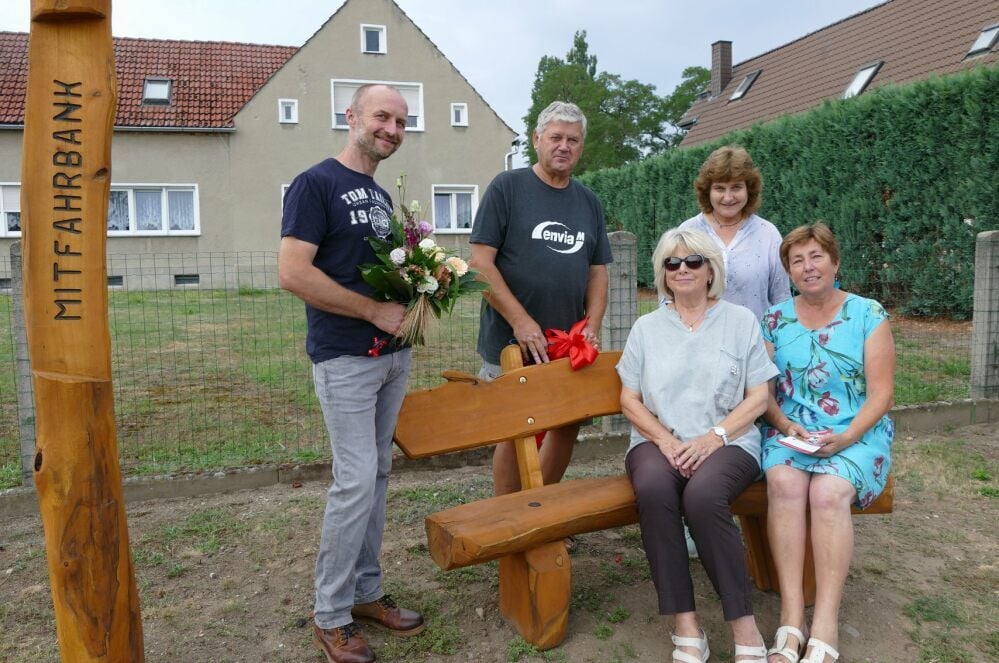 Stelldichein in Merschwitz. Giesela Reiche (rechts) will die Mitfahrbank eifrig nutzen, Renate Weiß (mit Brille) nur Bekannte mitnehmen.