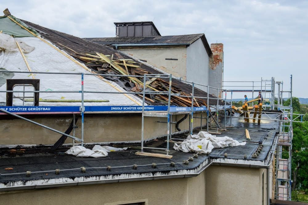 Am Gebäude der Naumburger „Reichskrone“ sind die Arbeiten zur Sanierung des Daches im Gange.