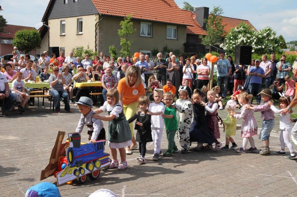 Zum 14. Sommerfest der Herrengosserstedter Kindertagesstätte „Kleine Strolche“ gehen die Mädchen und Jungen auch auf große Reise.