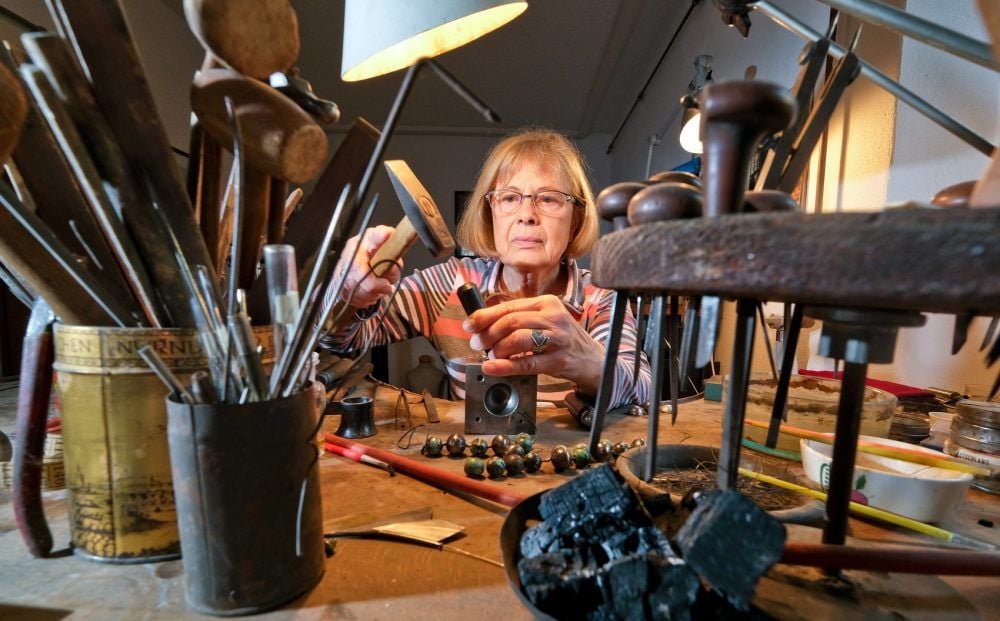 Reglindis Lantzsch bei der Arbeit in ihrem Giebichensteiner Atelier