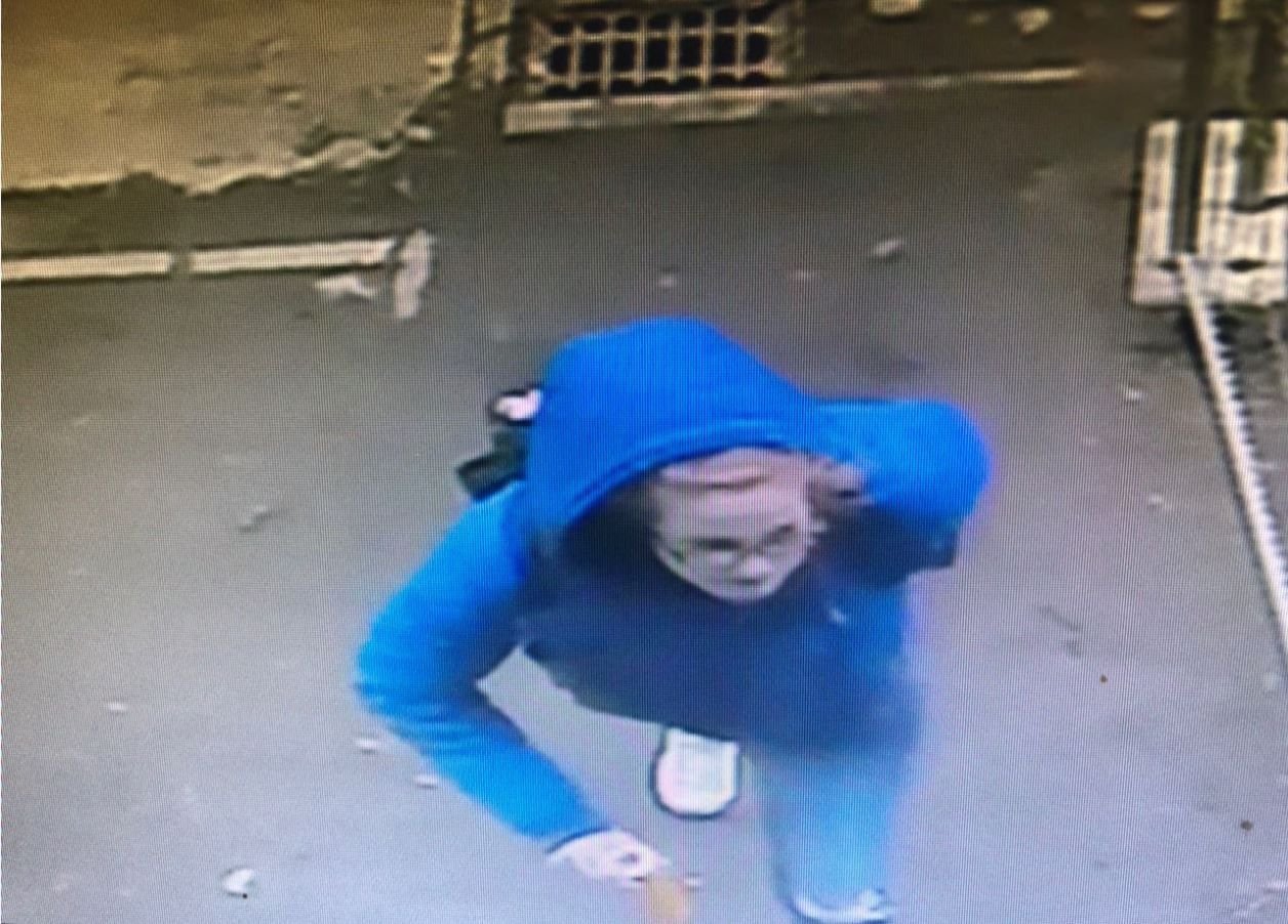 Die Polizei sucht nach dieser jungen Frau.