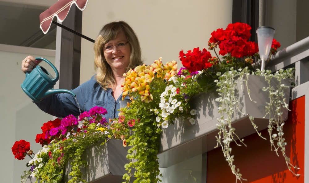 Der Balkon mit all seinen Blumen ist Claudia Nothnagels kleine Oase.