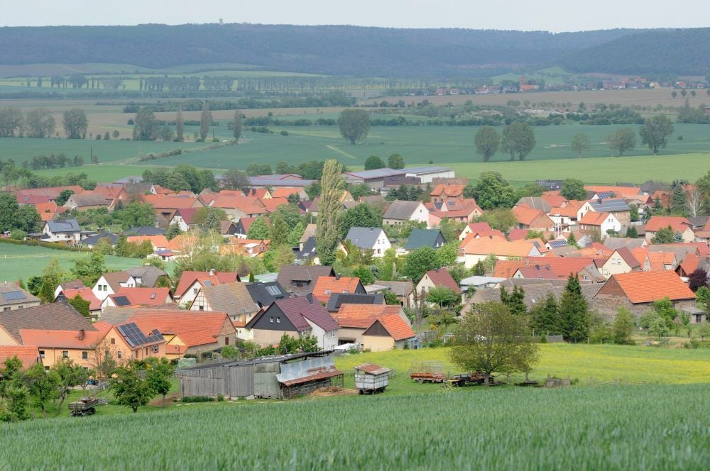 Schmuckes Dorf in der sogenannten Toskana des Ostens: Allerstedt weist eine landschaftlich überaus reizvolle Lage im Unstruttal auf.