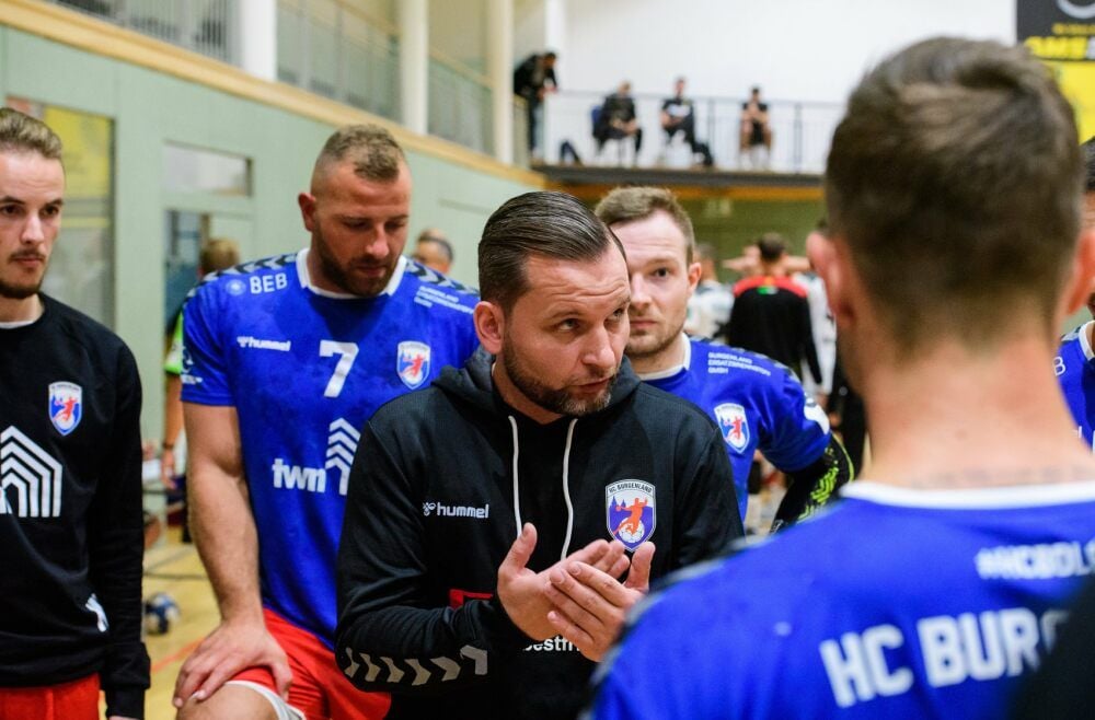 HCB-Trainer Steffen Baumgart, hier in einer Auszeit während des Testspiels gegen Zweitligist Elbflorenz Dresden in Plotha, will mit den Burgenländern zum Saisonstart gegen einen Mitkonkurrenten im Kampf um den Klassenerhalt gleich punkten. Anwurf zur Partie gegen die HSG Ostsee ist am Sonnabend um 20 Uhr im Naumburger „Euroville“.