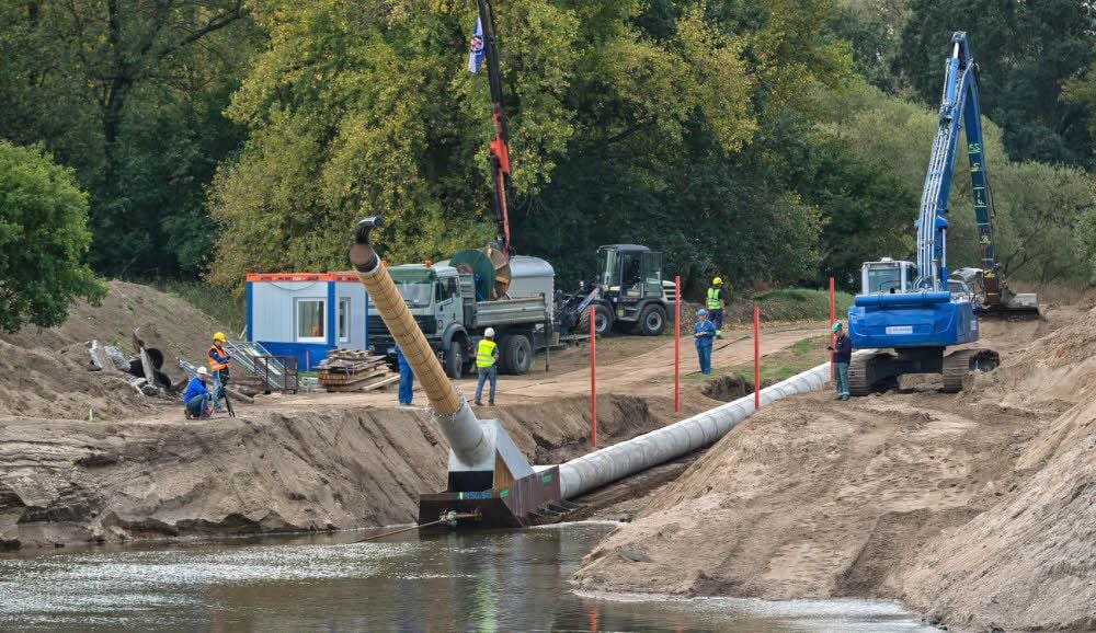 Für mehrere Stunden ruhte der Schiffsverkehr. Grund dafür war der Einzug eines Dükers unter die Elbe, einer Druckleitung, durch die schon bald Rohöl von Schwedt zur Total Raffinerie nach Leuna geleitet wird. Die neue Leitung ersetzt eine Vorgängerin, die nicht mehr tief genug im Bett lag.