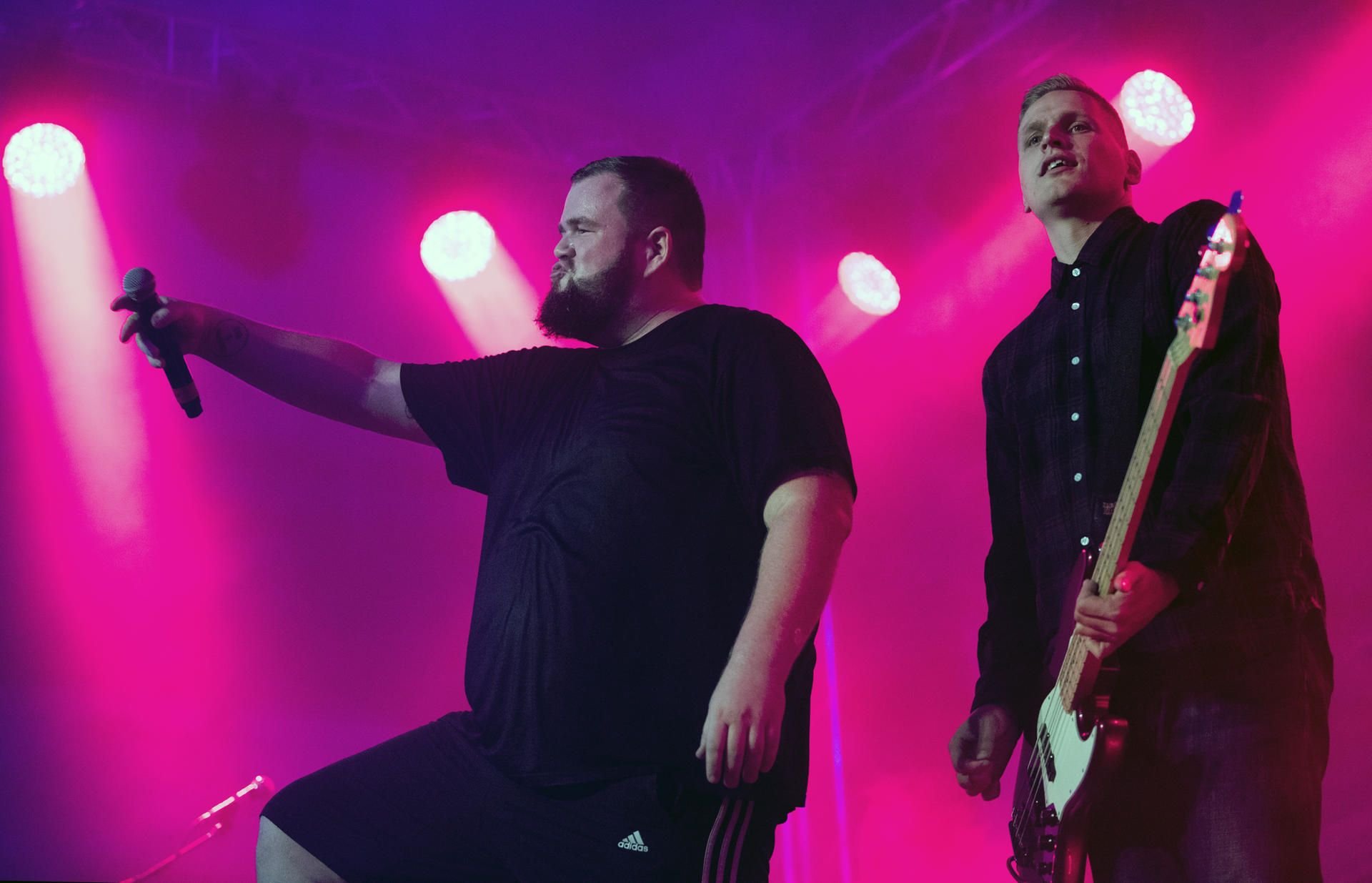 Die Band „Feine Sahne Fischfilet“ beim Auftritt in der Alten Brauerei in Dessau.