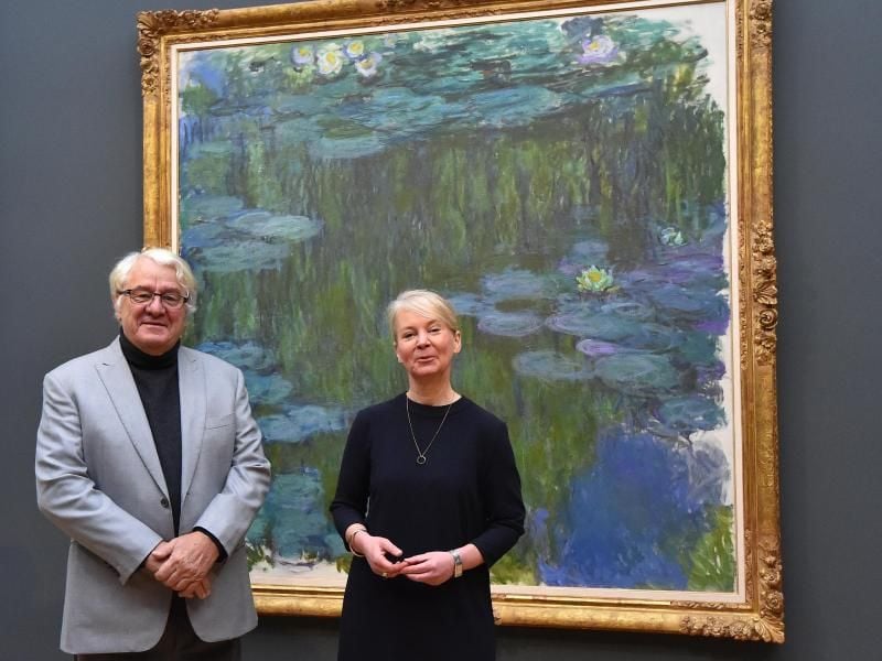 Kunstmäzen Hasso Plattner mit Museumsdirektorin Ortrud Westheider vor Claude Monets "Seerosen". Foto: Bernd Settnik