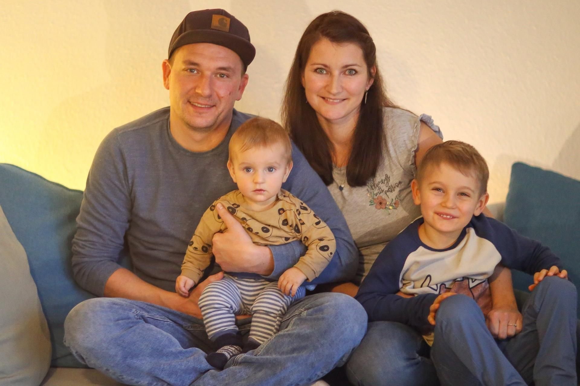 Sebastian Hartig und Lydia Latzel mit ihren Söhnen Hannes und Dominik.