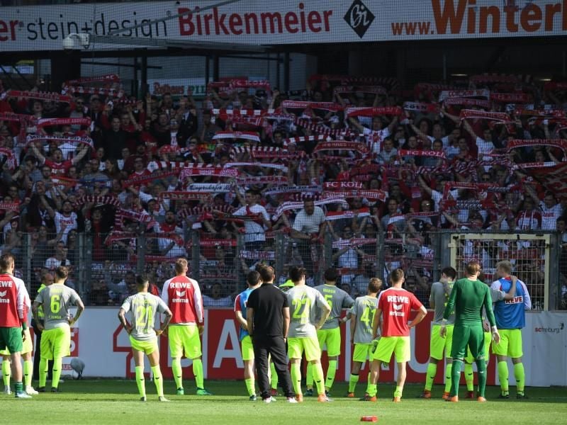 Trotz des feststehenden Abstiegs werden die FC-Profis von ihren Fans in Freiburg gefeiert. Foto: Patrick Seeger
