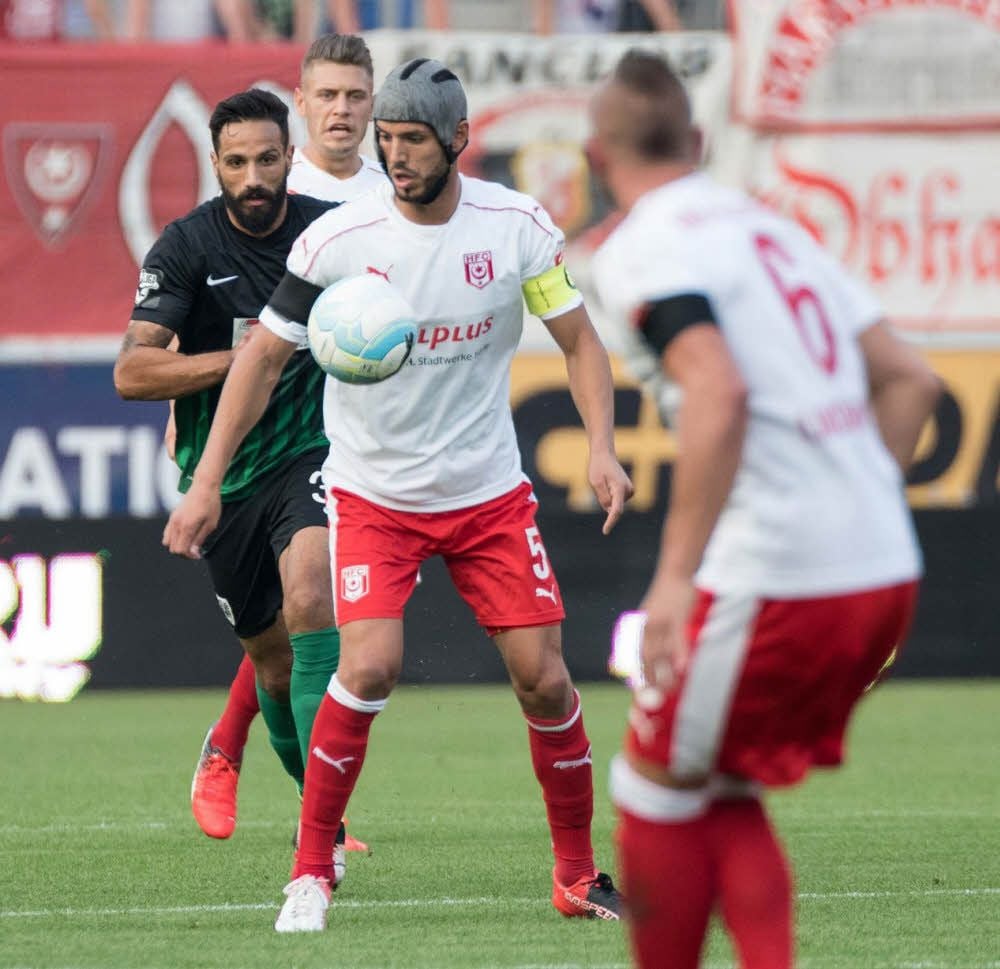 Klaus Gjasula (M.) am Freitagabend im Spiel gegen Münster. Er sah dort seine fünfte Gelbe Karte der Saison.