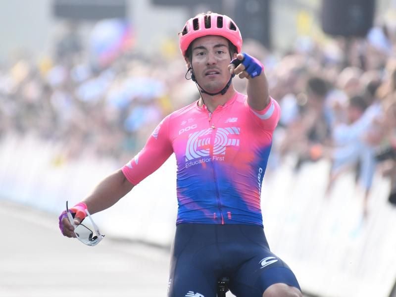 Der Italiener Alberto Bettiol vom Team EF Education First jubelt bei der Zieleinfahrt. Foto: Yorick Jansens/BELGA