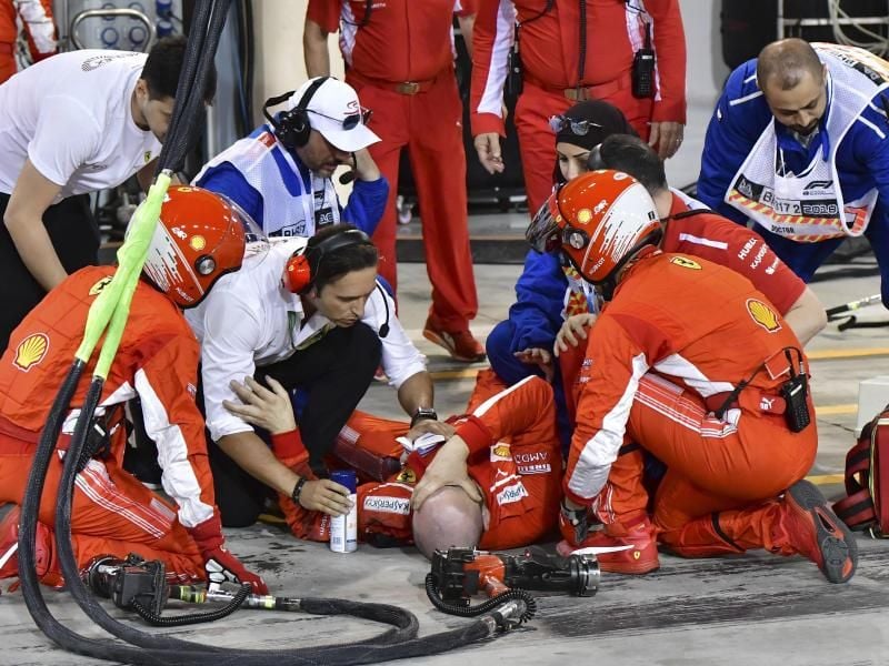 Francesco Cigarini war bei einem verpatzten Boxenstopp in Bahrain von Kimi Räikkönen angefahren worden. Foto: Giuseppe Cacace/Pool/AP
