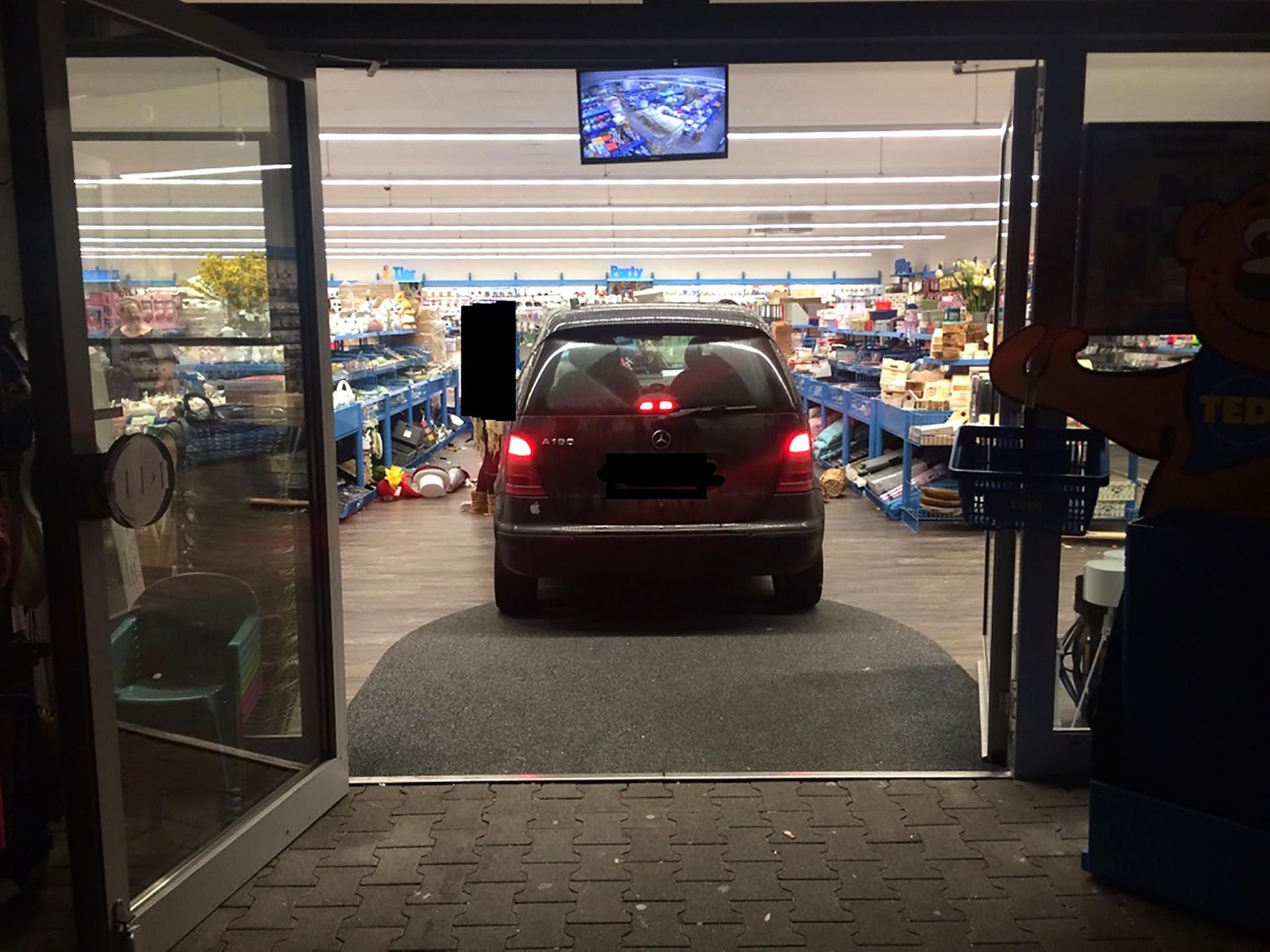 Der Kleinwagen des Fahranfängers steht im Eingangsbereich eines Marktes in Nievern (Rheinland-Pfalz).