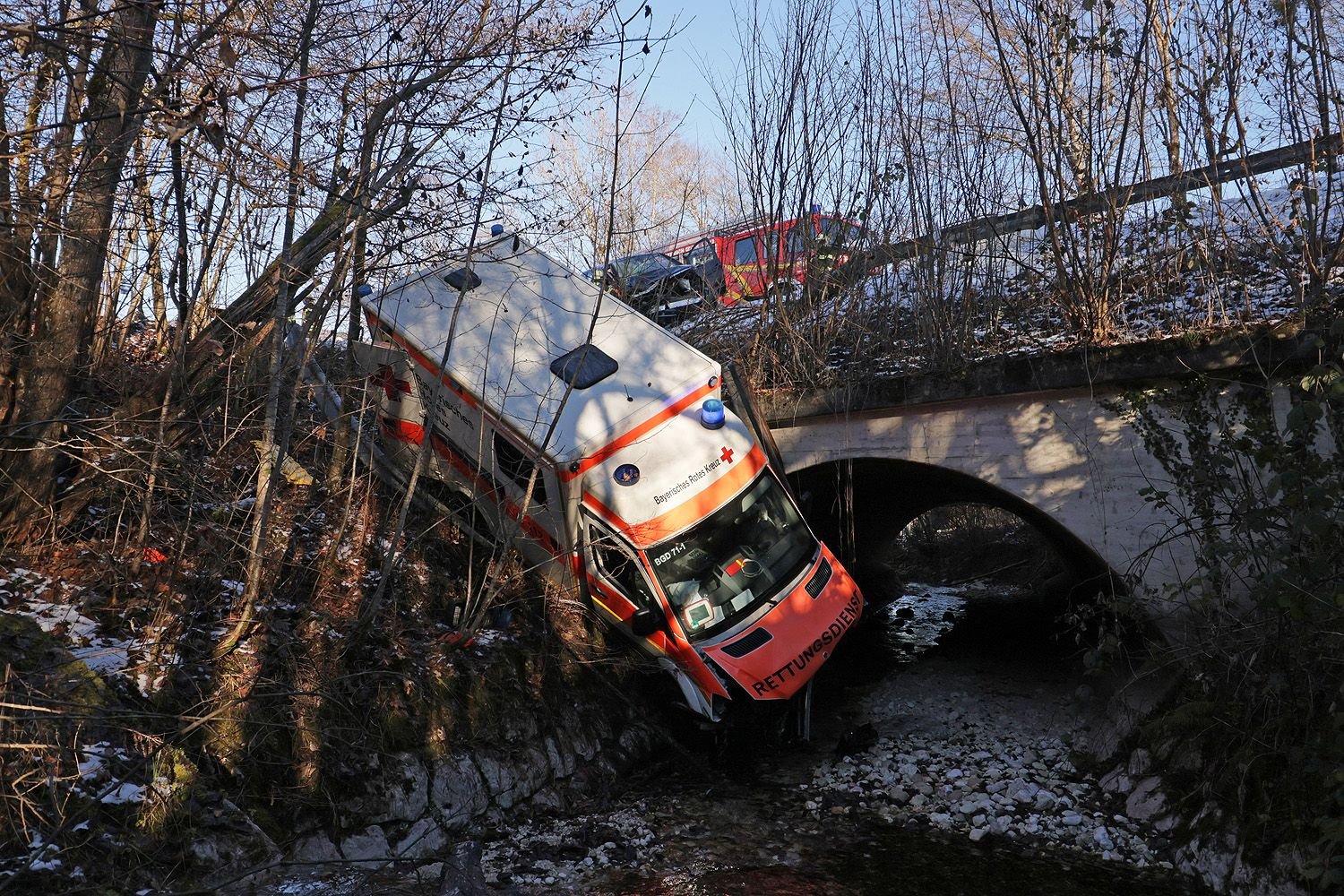 Bayerisch Gmain: Ein Rettungswagen und ein Auto sind nach einem Unfall auf der B20 bei Bayerisch Gmain zu sehen.