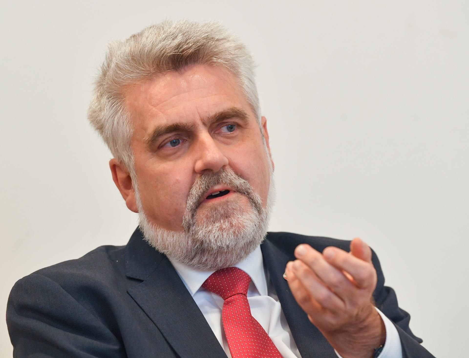 Wirtschaftsminister Armin Willingmann fordert, nicht nur auf das Virus fixiert zu sein. Noch hält er die wirtschaftlichen Schäden für reparabel.