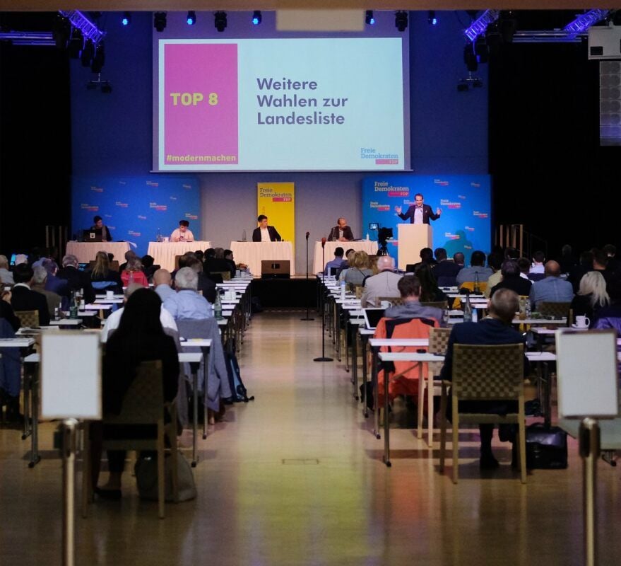 Delegierte des FDP-Landesparteitages in einem Saal des Stadthauses in Wittenberg