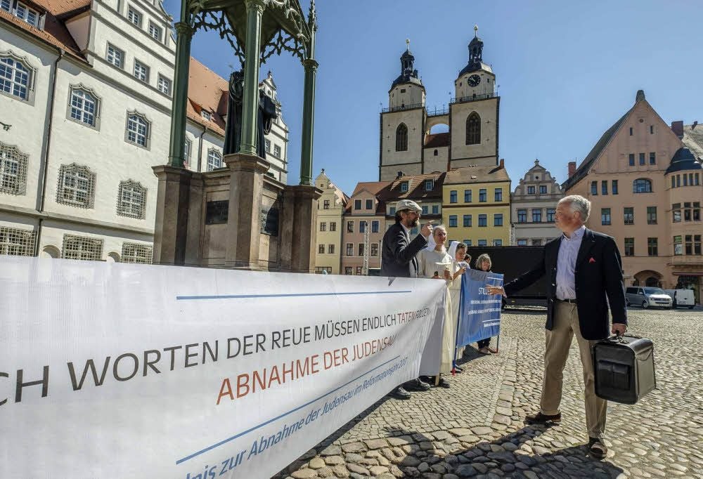 Vor Verhandlungsbeginn protestierten am Montag die Anhänger des Klägers auf dem Wittenberger Markt und forderten die Abnahme des Reliefs.