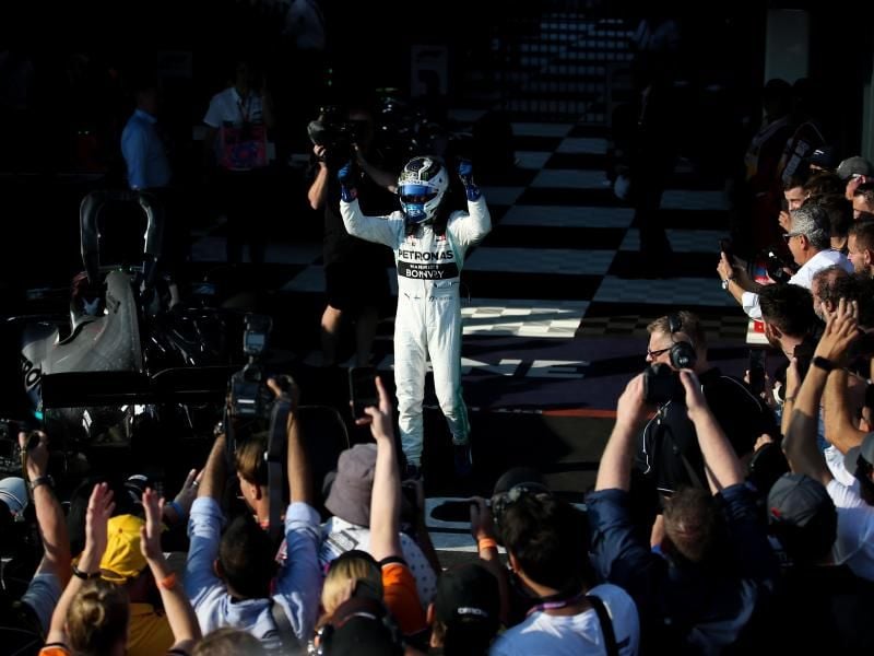Mercedes-Pilot Valterri Bottas (M) aus Finnland feiert seinen Sieg in Melbourne. Foto: Bai Xuefei/Xinhua
