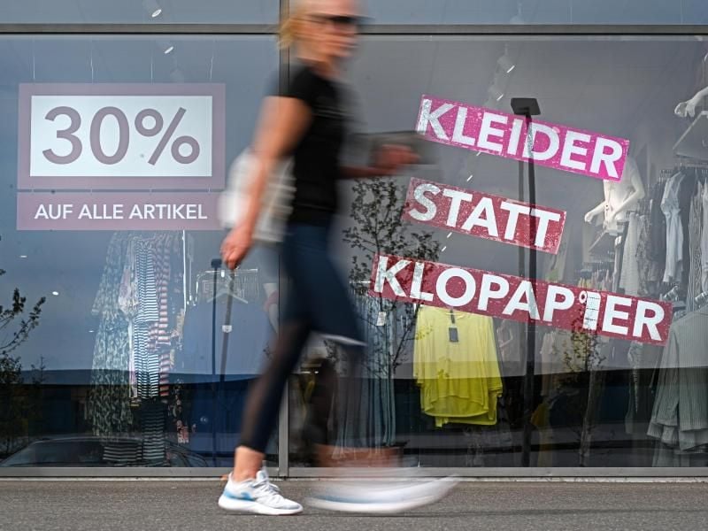 Frauen werden schwer umworben, nur leider oft auf die falsche Art: „30 Prozent auf alle Artikel - Kleider statt Klopapier”. Foto: Felix Kästle/dpa