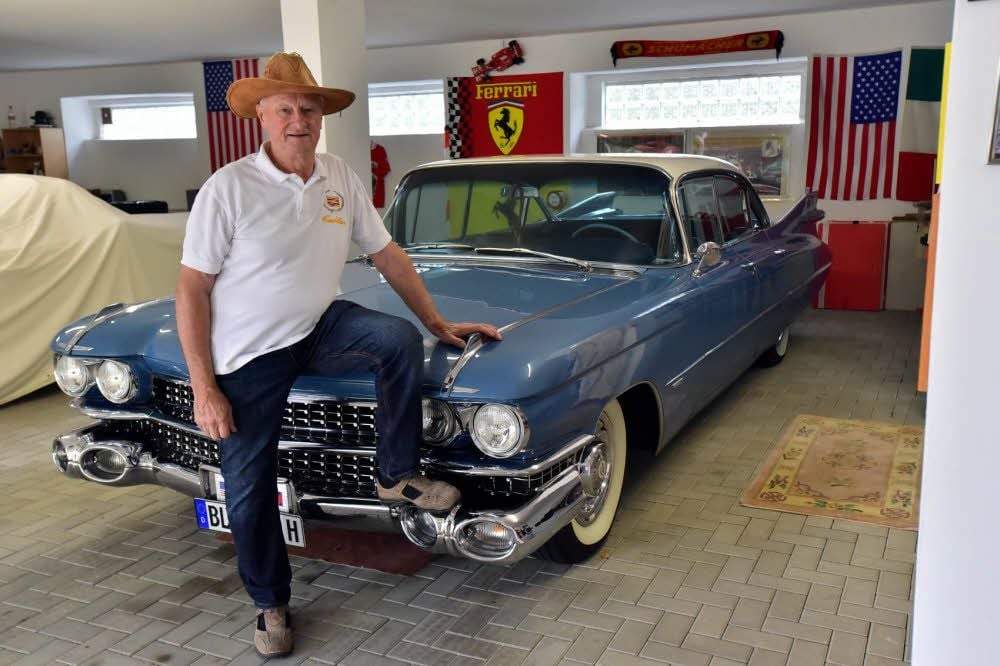 Senior Reinhard Hanke aus der Einheitsgemeinde Hohenmölsen, Ortsteil Wählitz, liebt seinen himmelblauen Cadillac.