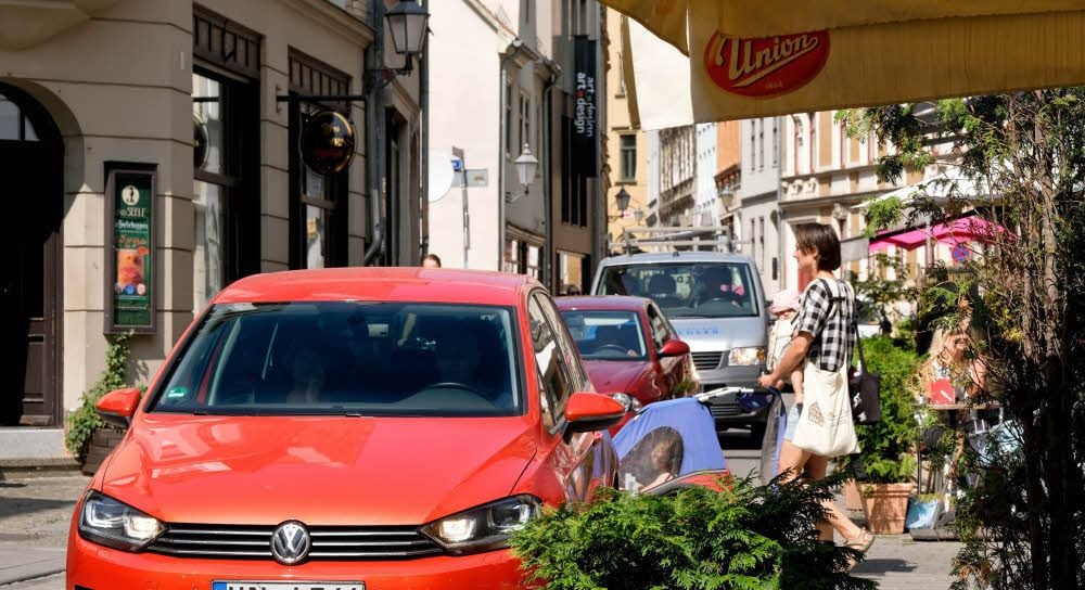 Als verkehrsberuhigte Zone kann man die Kleine Ulrichstraße nicht bezeichnen. Hunderte Autos drängeln sich am Tag hier durch.