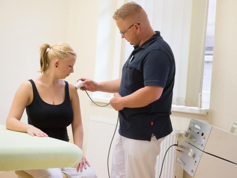 Physiotherapeuten haben unterschiedliche Möglichkeiten, Schulterprobleme zu behandeln. Dazu gehört auch die Ultraschall-Massage. Foto: Hans-Jürgen Wiedl/dpa-Zentralbild/dpa-tmn