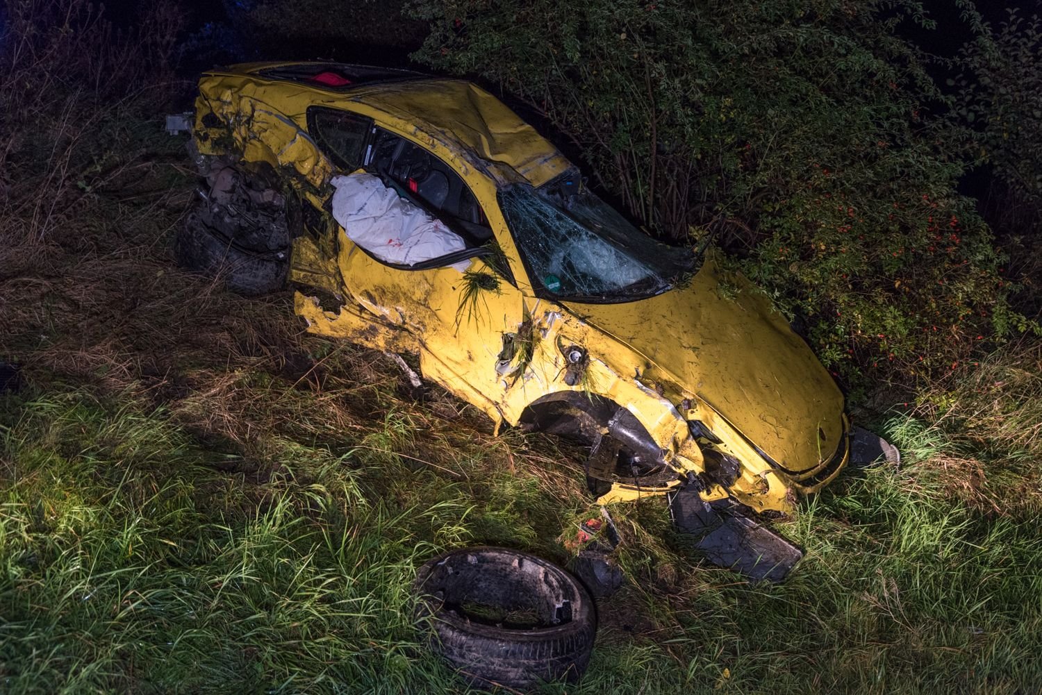 Das Wrack eines Porsche 911 Carrera 4 GTS Sportwagens liegt am bei Weimar neben der Bundesautobahn 4.