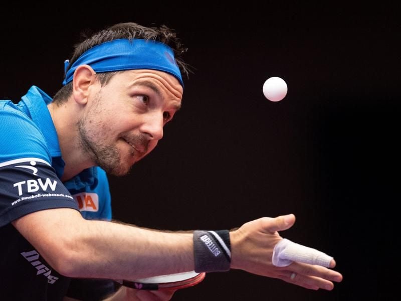 Tischtennis-Ass Timo Boll beim Aufschlag. Foto: Marius Becker/dpa