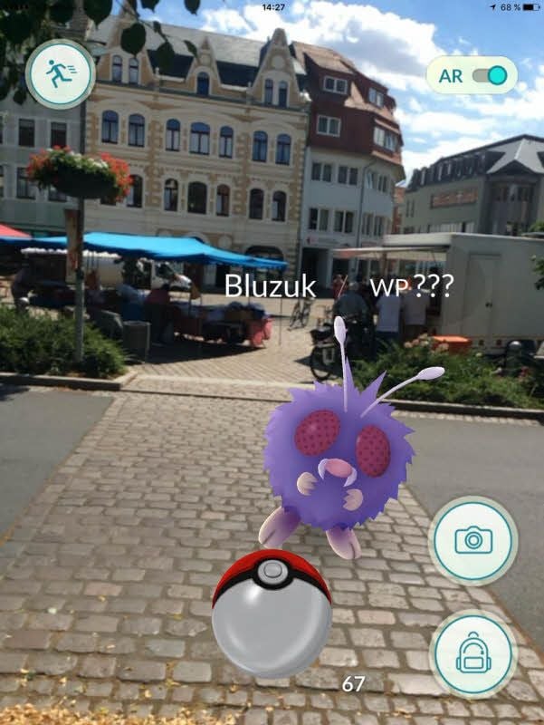 Ein Bluzuk taucht vor dem Merseburger Marktplatz auf.