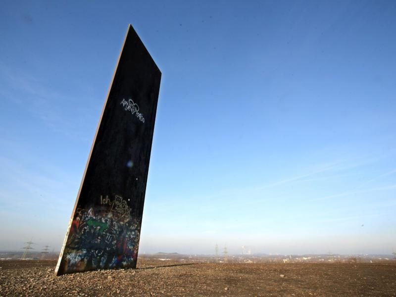 Stählerne Bramme von Bildhauer Richard Serra auf der Schurenbachhalde in Essen. Foto: Roland Weihrauch