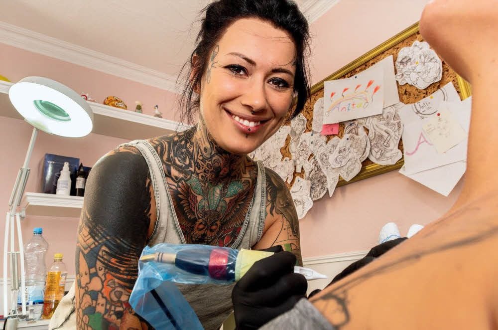 Anita Reinbacher beim Tätowieren im Merseburger Tattoostudio.