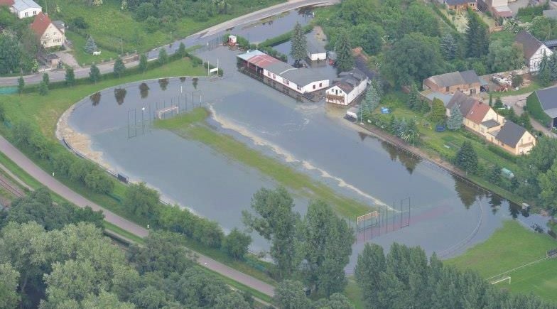 Auch die Sportanlage vom TSV Elbe Aken stand 2013 unter Wasser.