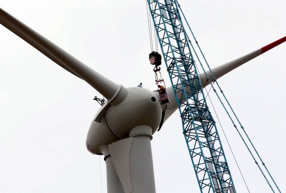Eine Windkraftanlage bei Prettin wird repariert. Die ersten Schritte der Demontage des defekten Teils wurden hoch droben vorgenommen.