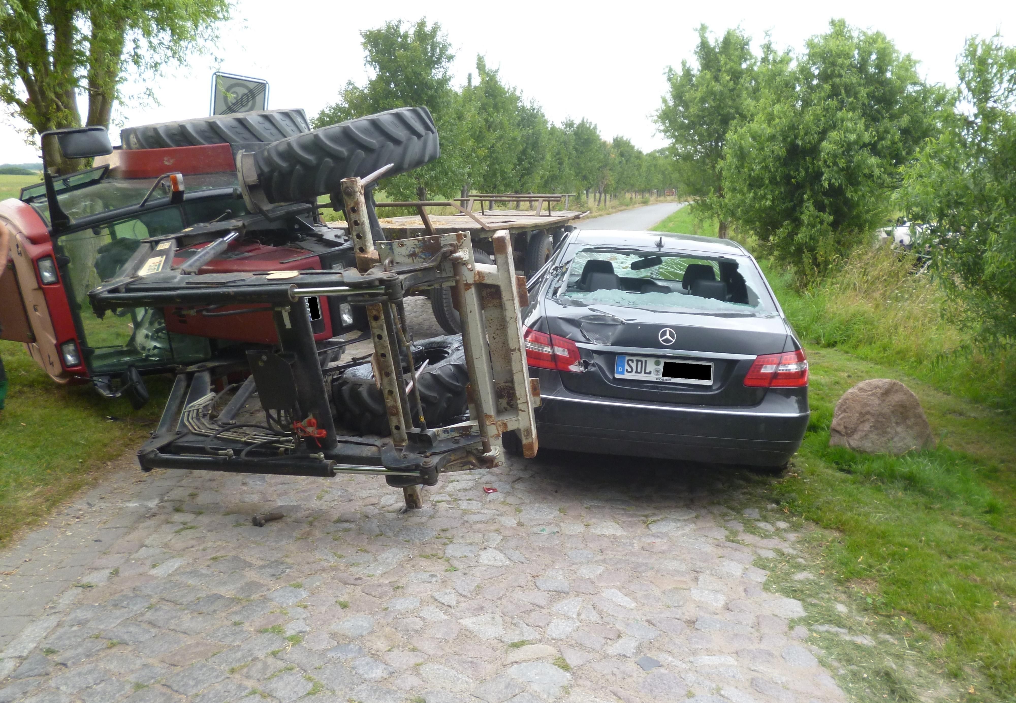 In Stendal richtete ein Traktor enormen Sachschaden an.