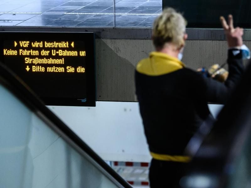 Eine Anzeigetafel informiert über den Warnstreik der Verkehrsgesellschaft Frankfurt am Main (VGF). Foto: Andreas Arnold/dpa/Archivbild