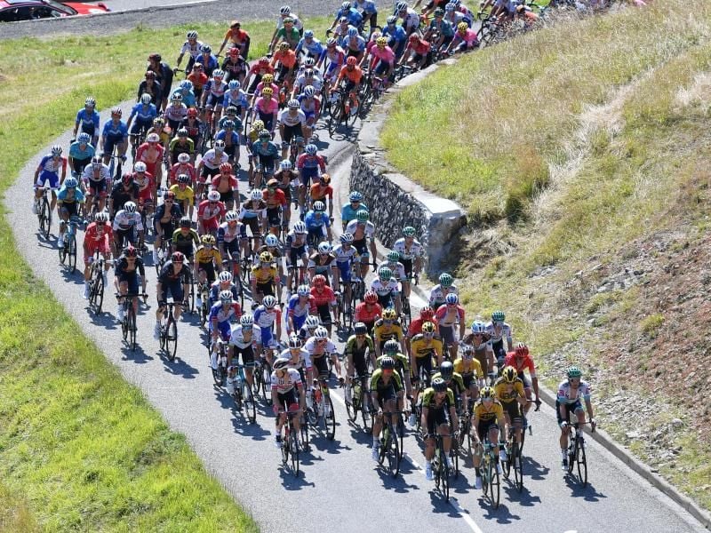 Auch auf der 9. Etappe bewegt sich der Tour-Tross durch die Pyrenäen. Foto: David Stockman/BELGA/dpa