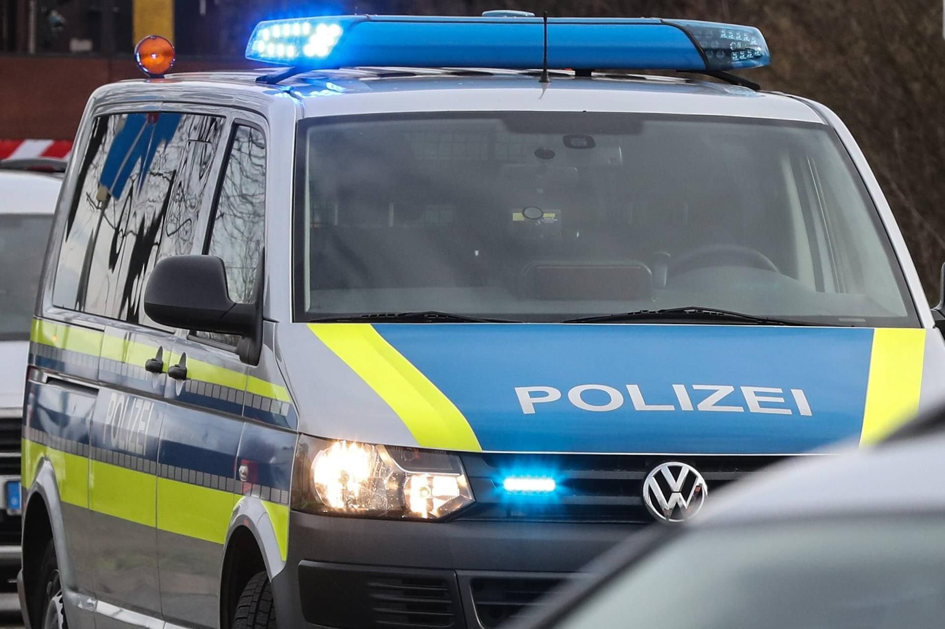 Die Polizei hat am Dienstag im Salzlandkreis mehrere Objekte durchsucht. Hintergrund soll ein Angriff auf HSV-Fans im Oktober 2018 an der A2 sein.