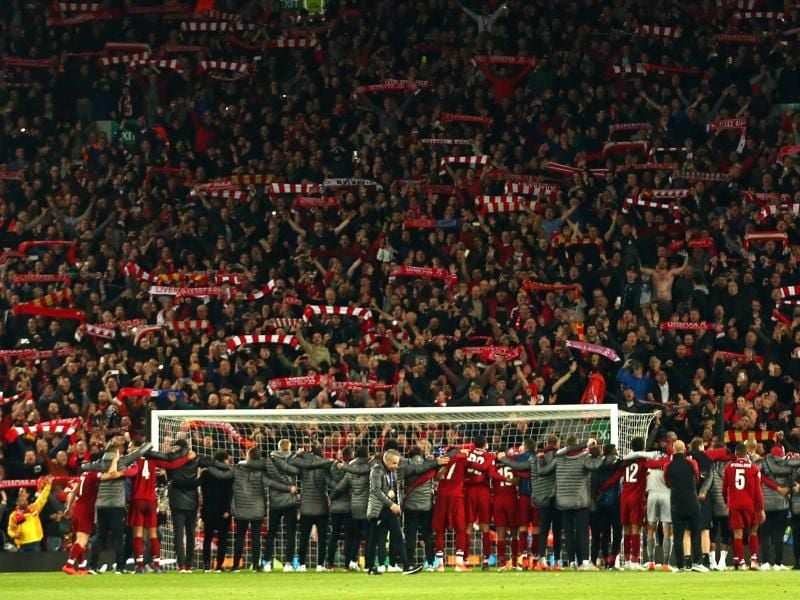 Die Fans feiern die Liverpooler Spieler. Foto: Dave Thompson/AP