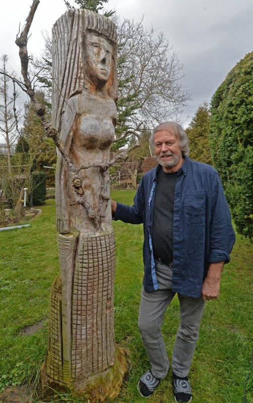 Rüdiger Mierzwa neben einer seiner beeindruckenden Skulpturen.