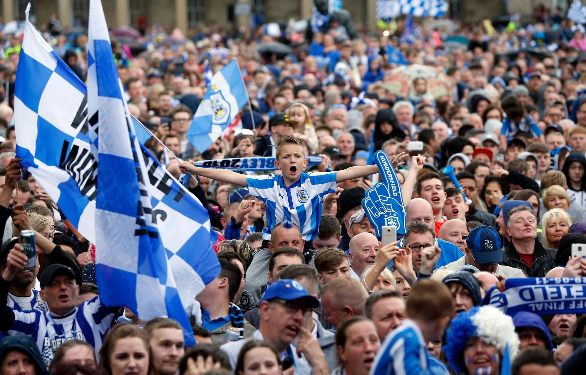 Die Fans von Huddersfield Town feiern den Aufstieg ihrer Mannschaft.