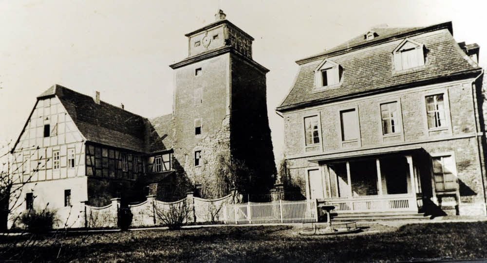 Wo wurde dieses Bild einst aufgenommen? Kleiner Tipp: In dem Gebäude rechts befindet sich heute ein Museum.