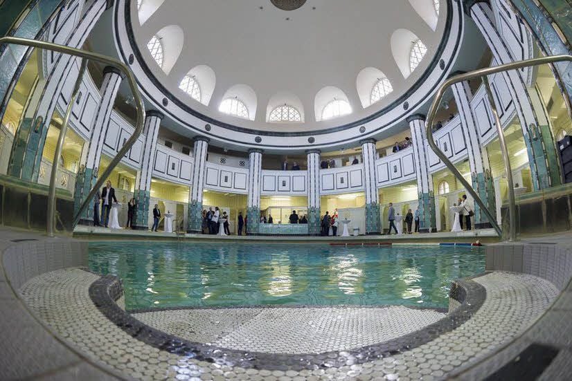 Die berühmte Frauenhalle im Stadtbad Halle