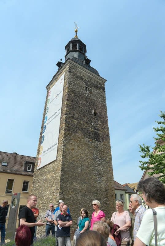 Eine Station der Stadtführung mit Christian Ratzel (links) war der Magdeburger Turm.