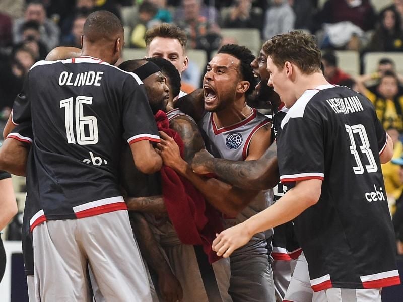 Die Bamberger Spieler bejubeln das Erreichen des Final-Four-Turniers. Foto: Angelos Tzortzinis