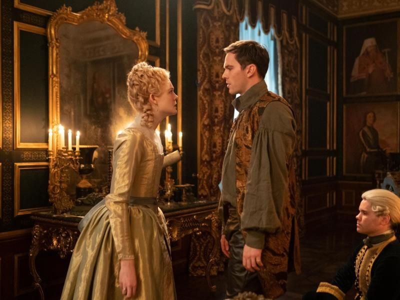 Der Kaiser von Russland (Nicholas Hoult) und die junge Katharina aus Stettin (Elle Fanning). Foto: Ollie Upton/Hulu/Starzplay/Amazon Prime Video/dpa