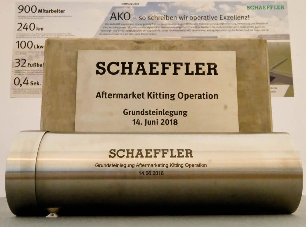 Der Grundstein wird später im Gebäudeeingang verbaut.