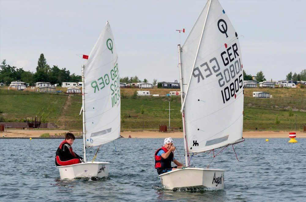 Finn (links) und Pascal gehören zu den Kindern, die beim 1. Segelsportverein Geiseltalsee in Mücheln trainieren.