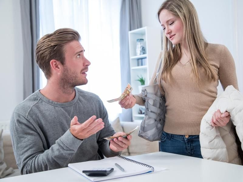 Im Streit um Geld werfen sich Partner vor, wer mehr ausgibt. Dabei ist das Geld meist gar nicht so ausschlaggebend - es geht darum, wer sich benachteiligt fühlt. Foto: Christin Klose
